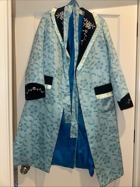 Silk jacquard robe similar to Carrie Bradshaw’s on And Just Like That